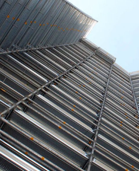 ponteggi-dettaglio-visione-dal-basso